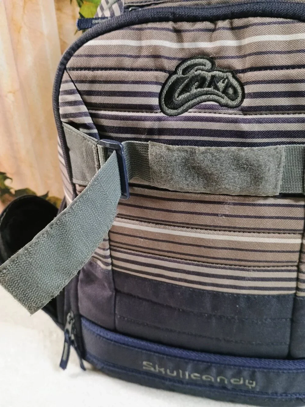 EUC VTG Skullcandy Navy Blue & Gray Striped Skateboard Backpack Tech Pocket